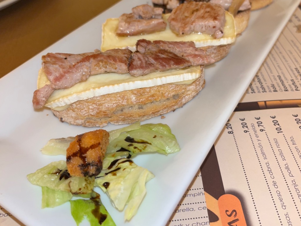 Carta de Pizzerías en Benidorm, Pizzería Portus Massai, Tosta de queso brie y solomillo de cerdo
