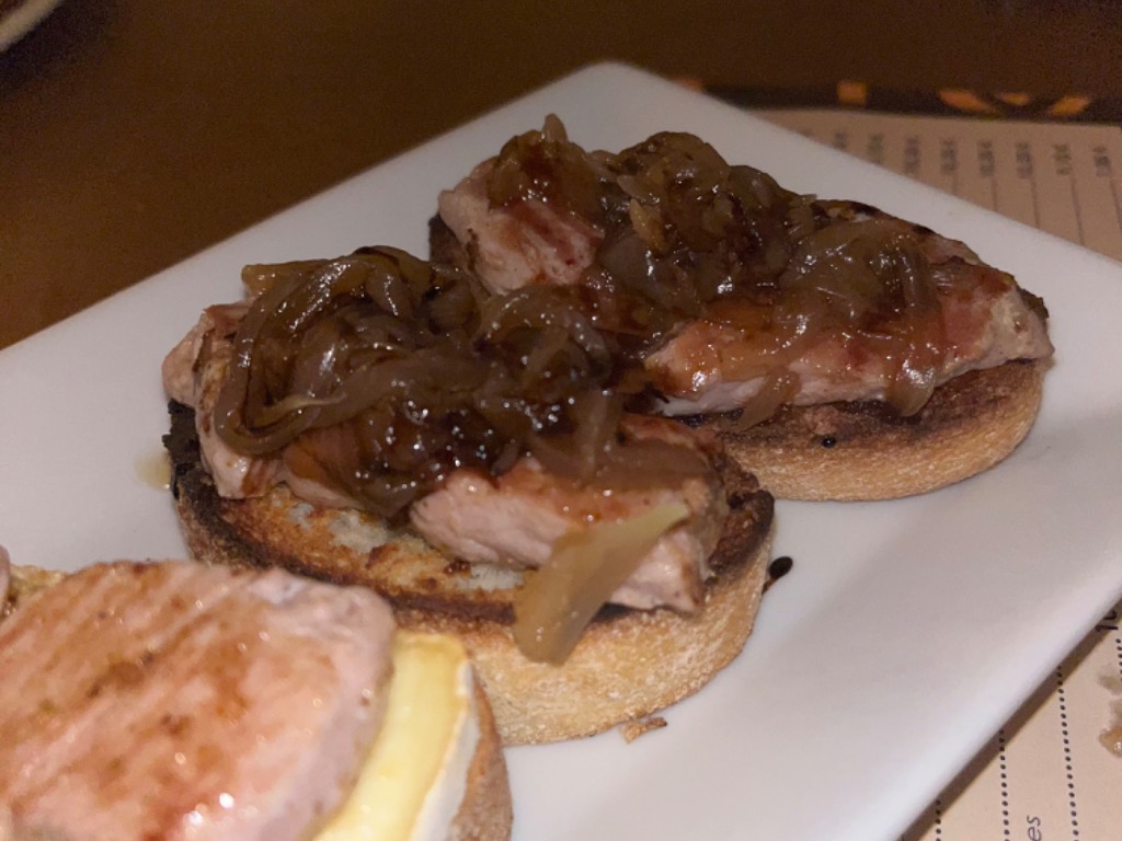 Carta de Pizzerías en Benidorm, Pizzería Portus Massai, Tosta de solomillo y cebolla caramelizada