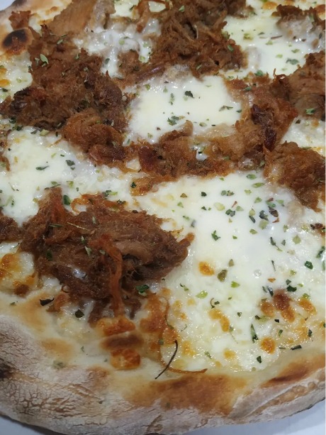 Carta de Pizzerías en Coruña, La Quadriglia, Pizza Maricastaña: mozzarella, queso Arzúa, chicharrones y orégano