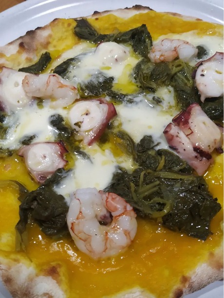 Carta de Pizzerías en Coruña, La Quadriglia, Pizza Quadriglia: Crema de calabaza, langostinos, pulpo, queso Arzúa y grelos