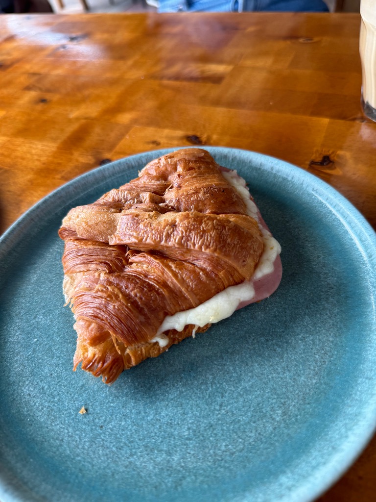 Carta de Bares en Alcúdia, L'Epicerie Bakery & Speciality Coffee, Croissant de jamón y queso