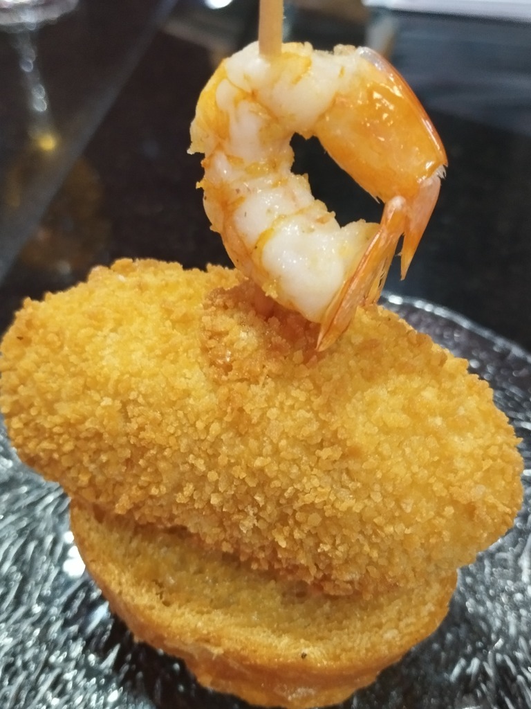 Menu of Restaurants in Ansoain, Bar Tolo restaurante, Mihi Txarrak. Croqueta de lágrimas de bacalao de Islandia con gamba blanca de Huelva y huevas de arenque de Groenlandia