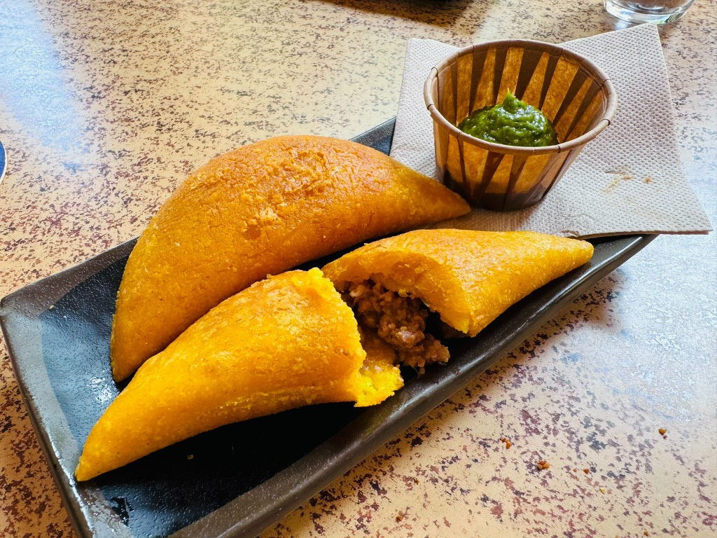 Carta de Bares en Barcelona, Kasparo, Empanadas colombiana caseras de carne con mojo verde