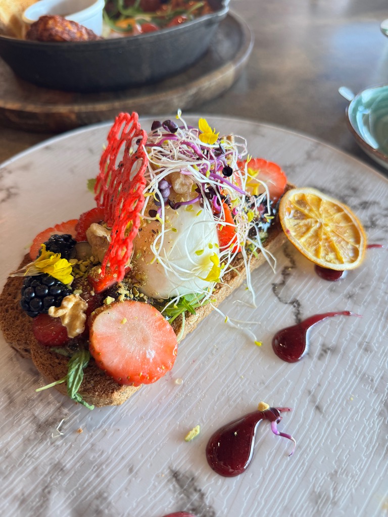 Carta de Restaurantes en Benidorm, New York 3, Tostada de burrata, frutos rojos, frutos secos, pesto y miel de higo
