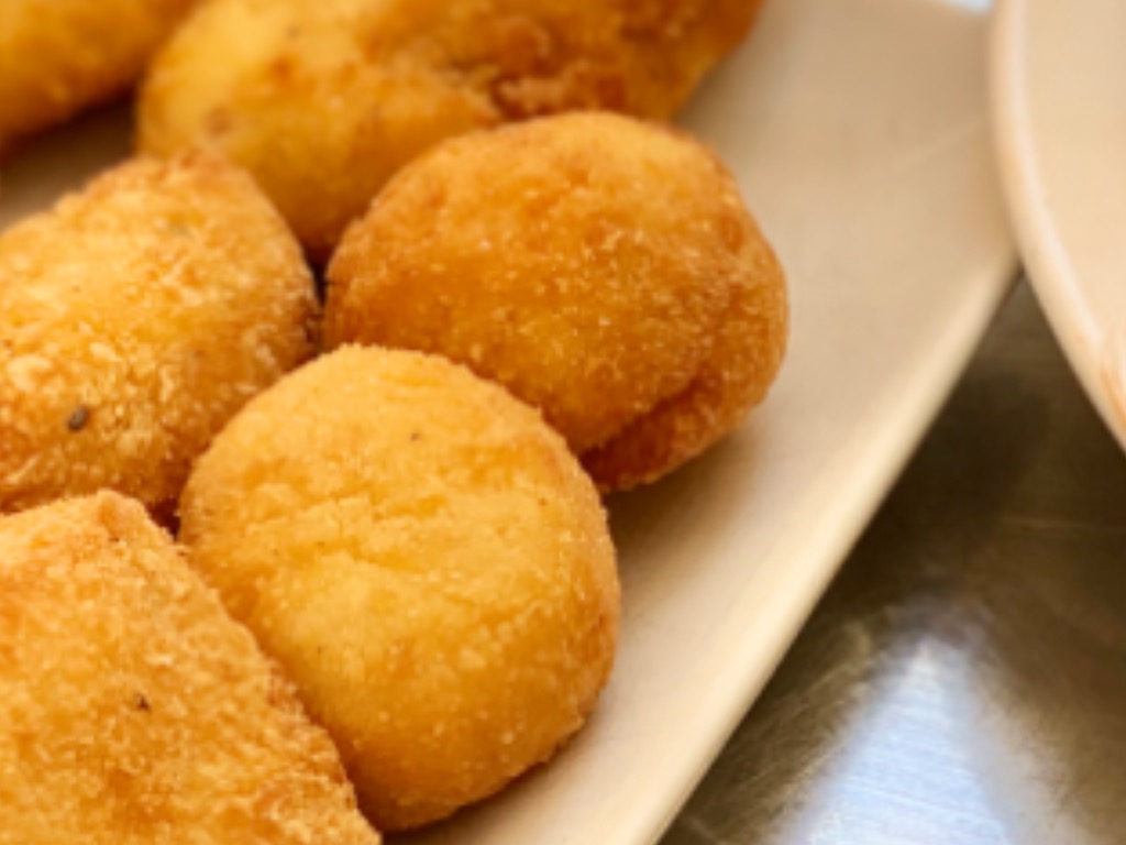 Carta de Bares en Esparreguera, Bar Pícaro, Croquetita de pollo y curry