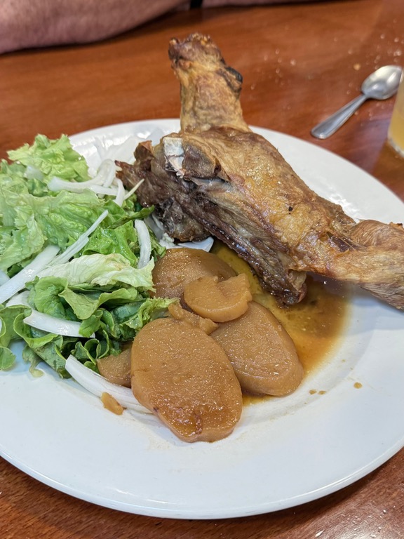 Recomendación gastronómica de Lizarraga: Cabrito con patatas y lechuga