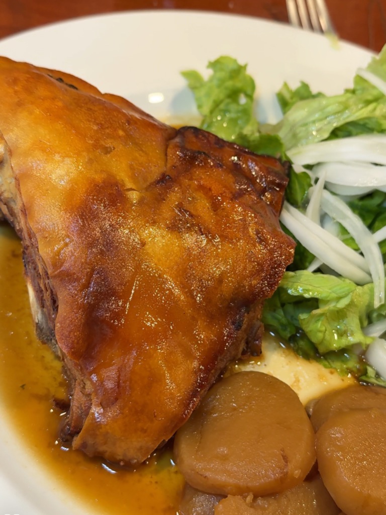 Recomendación gastronómica de Lizarraga: Gorrín con patatas y lechuga