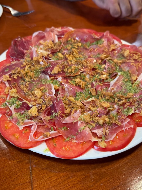 Recomendación gastronómica de Lizarraga: Tomate de la huerta con jamón y cebolla frita