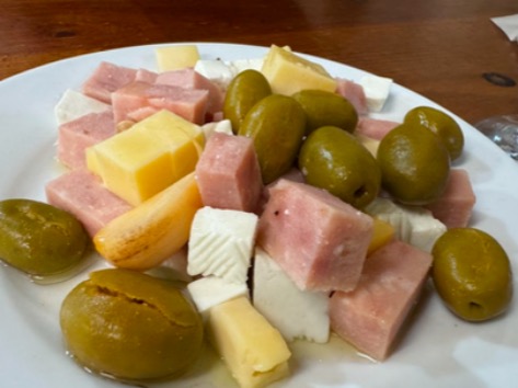 Carta de Bares en Murcia, El Garrampón, Ensalada de queso emmental, queso fresco, jamón cocido y aceitunas