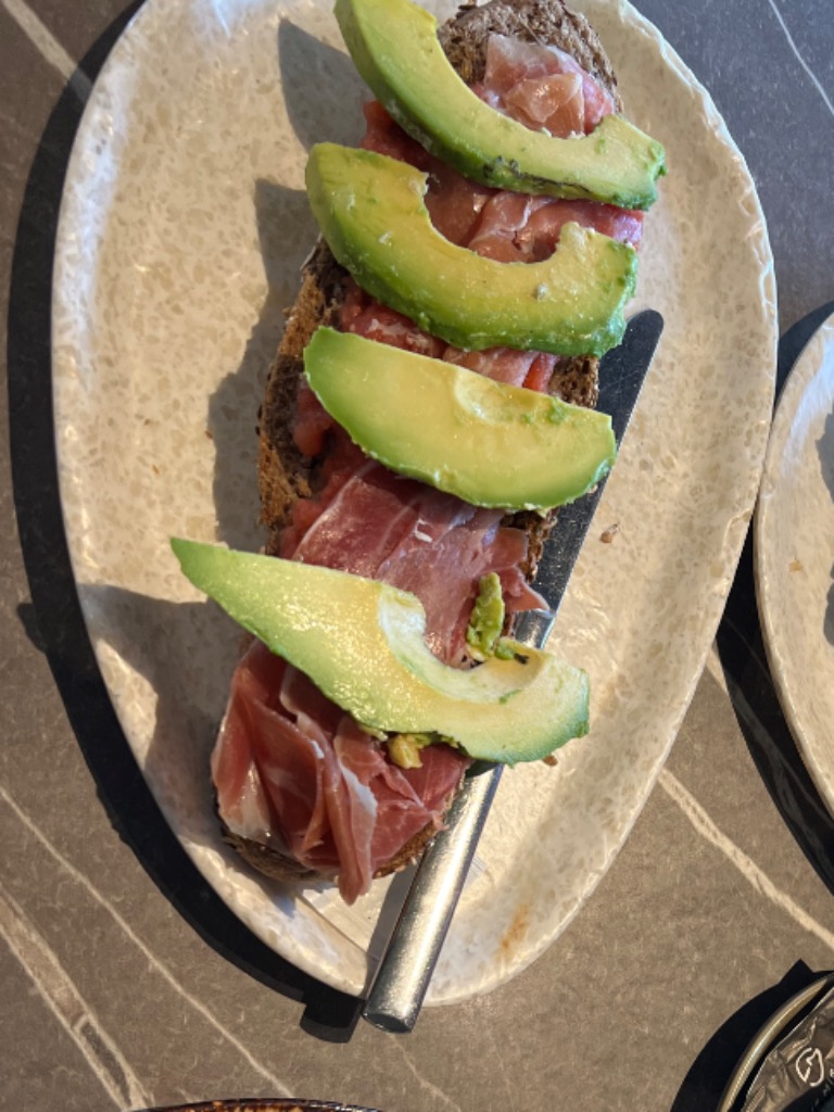 Recomendación gastronómica de Murcia: Tostada tomate aguacate y jamón