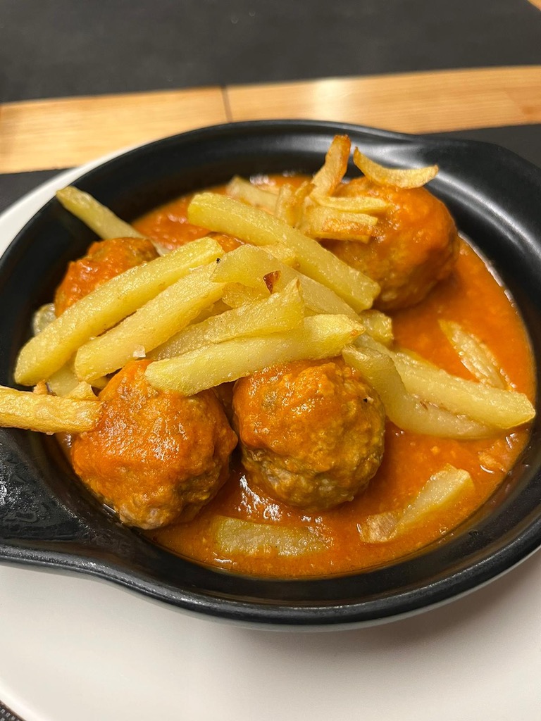 Carta de Bares en Pamplona, Adokin Gastrobar, Albóndigas de terna en salsa