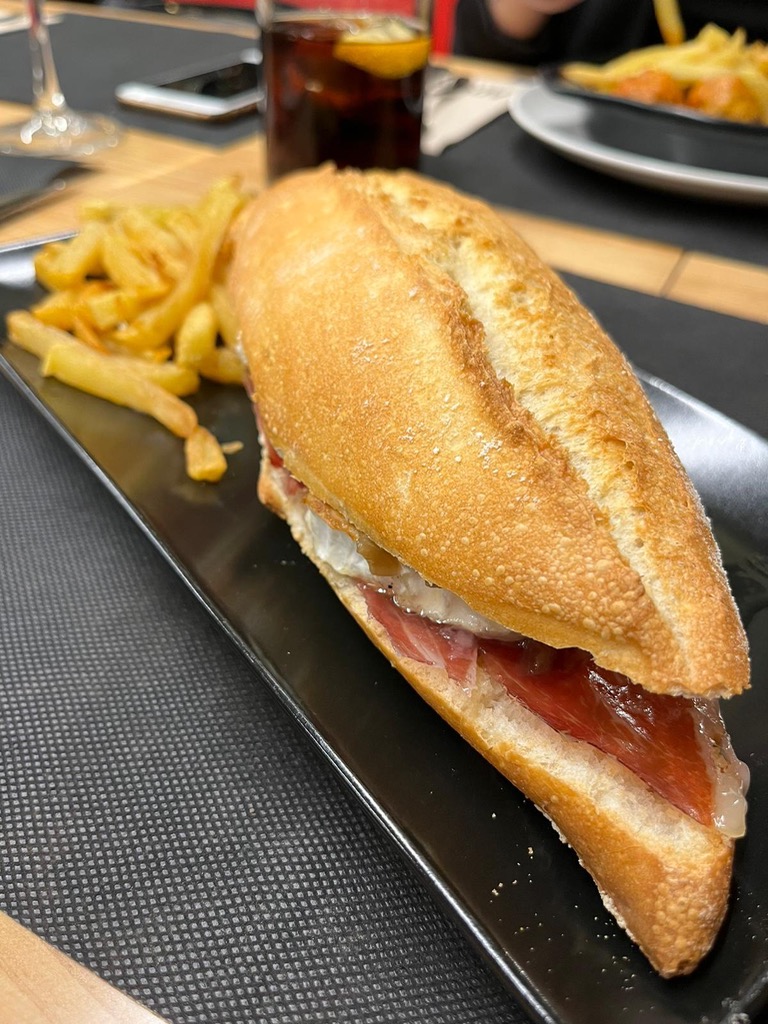 Carta de Bares en Pamplona, Adokin Gastrobar, Bocata Amaiur