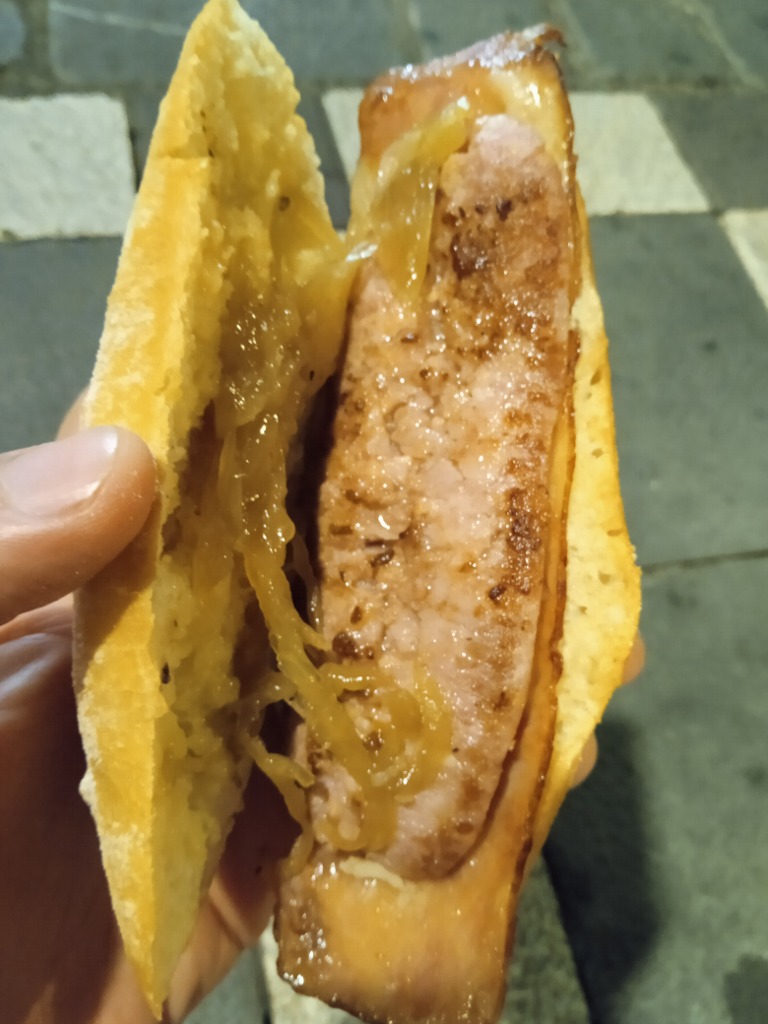 Carta de Bares en Pamplona, Bar Ezkia, Pincho de salchichas con bacon y cebolla