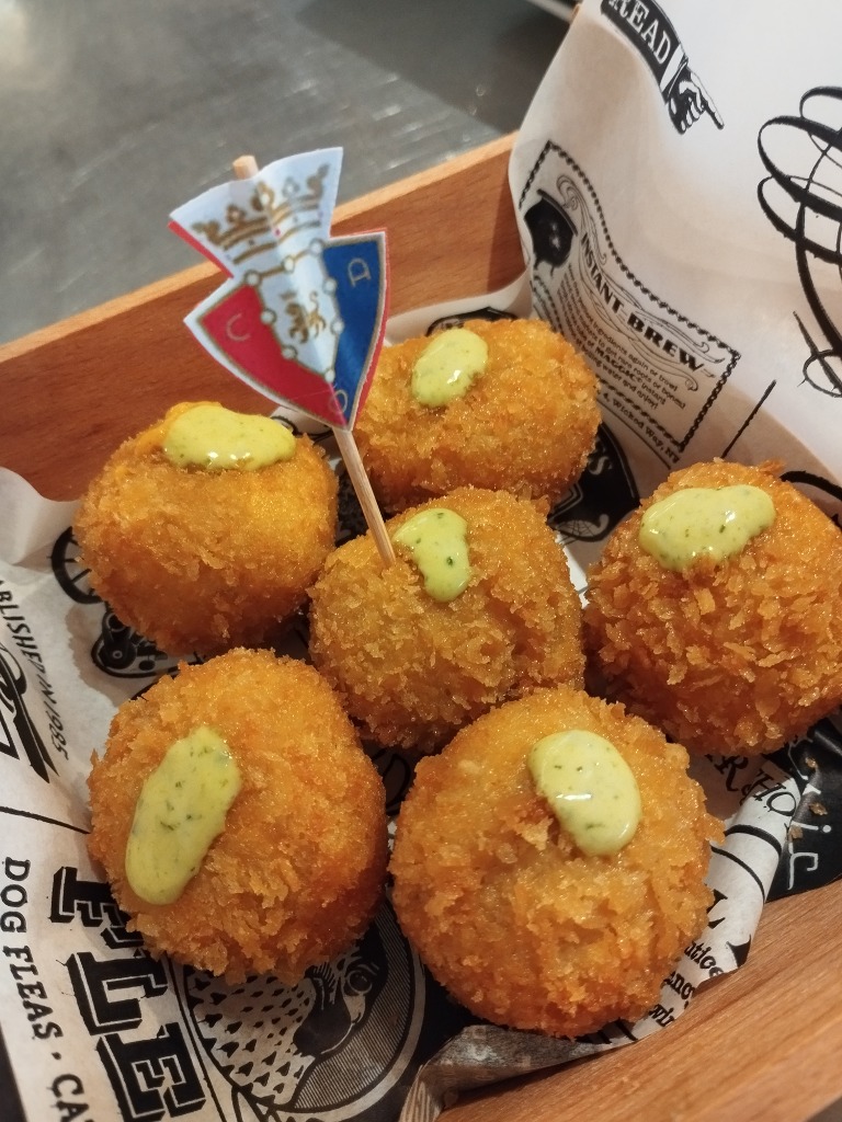 Carta de Bares en Pamplona, Bar Monasterio, Croqueta de tomate, mozzarella y albahaca