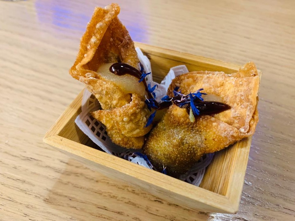 Carta de Bares en Pamplona, Bar Monasterio, Pato con salsa teriyaki en crujiente de wan ton, compota de manzana y mermelada de higos al Pedro Ximénez