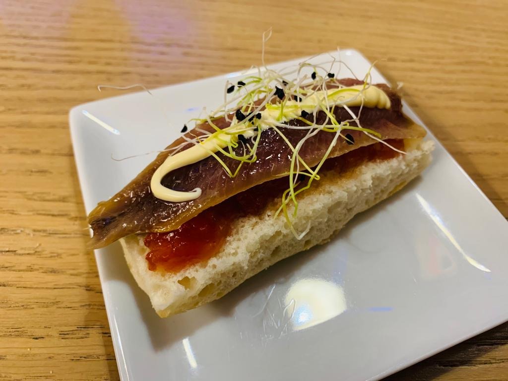 Carta de Bares en Pamplona, Bar Monasterio, Tosta de sardina ahumada con mermelada de tomate y germinado de cebolla