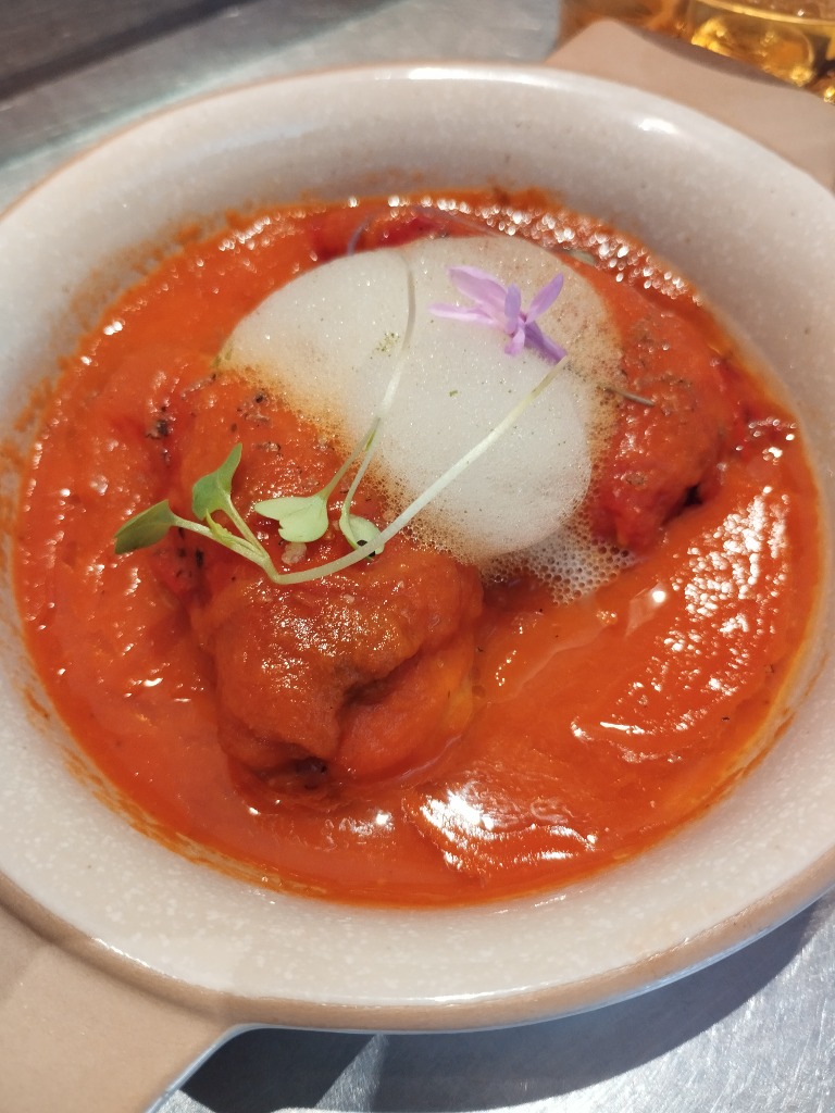 Carta de Bares en Pamplona, Bar Monasterio, Vísperas y pimiento, poco alimento: Pimiento de cristal relleno de bechamel de carne con salsa tomate casero ecológico y km 0,espuma de perejil, trufa de primavera y sal de pimiento