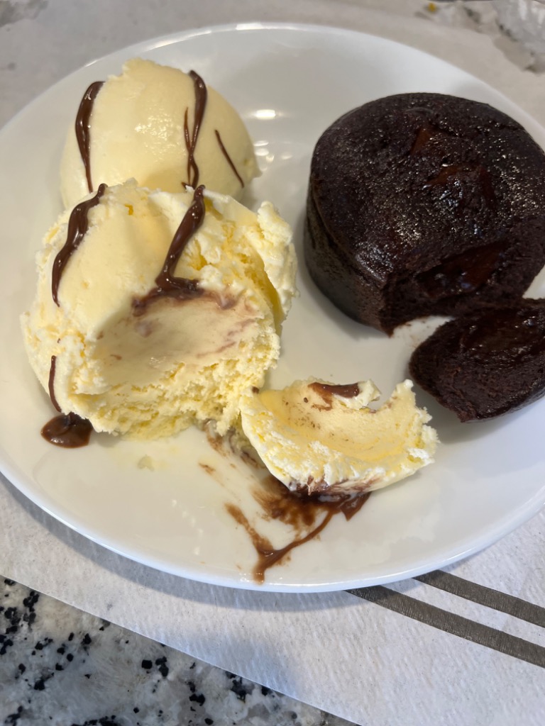 Recomendación gastronómica de Pamplona: Coulant de chocolate y helado