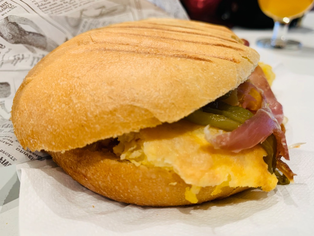 Menu of Bars in Pamplona, Cafetería de la estación de tren, Mollete serranito de tortilla depatata