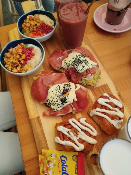 Menu of Bars in Pamplona, Culto café, Gorilla brunch: café o infusión, zumo de naranja o smoothie, tostada, bowl y bizcocho o tarta