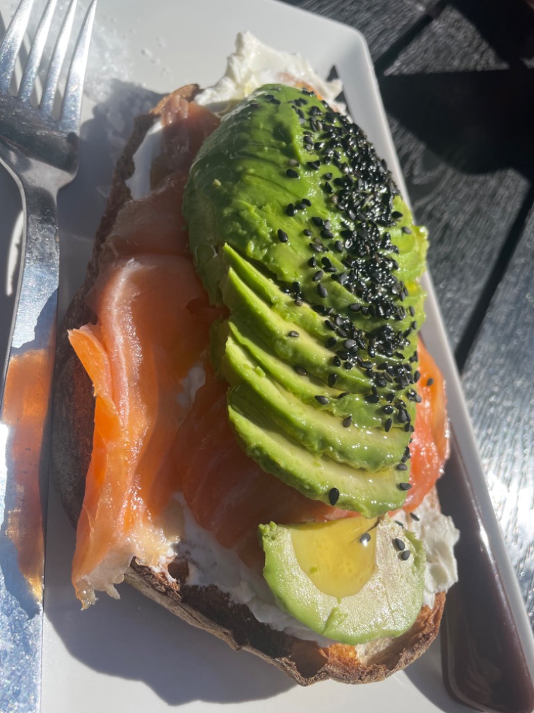 Menu of Bars in Pamplona, Culto café, Tostada de aguacate y salmon