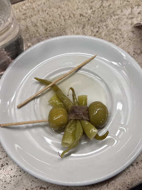 Valoración y opiniones de comida y bebida en Pamplona, Iruña Mendebaldea, Gilda guindilla y anchoa