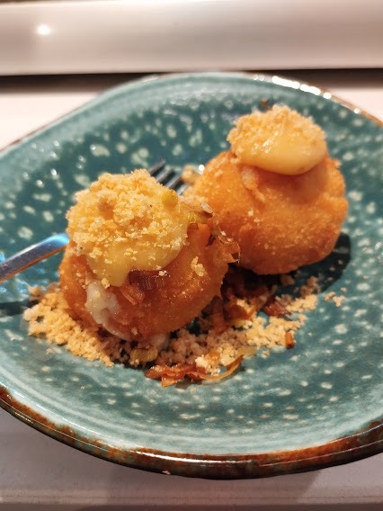 Carta de Bares en Pamplona, Vermutería RÍO, Croqueta de panceta Maskarada y queso idiazábal ahumado con crema de puerro y polvo de torrezno