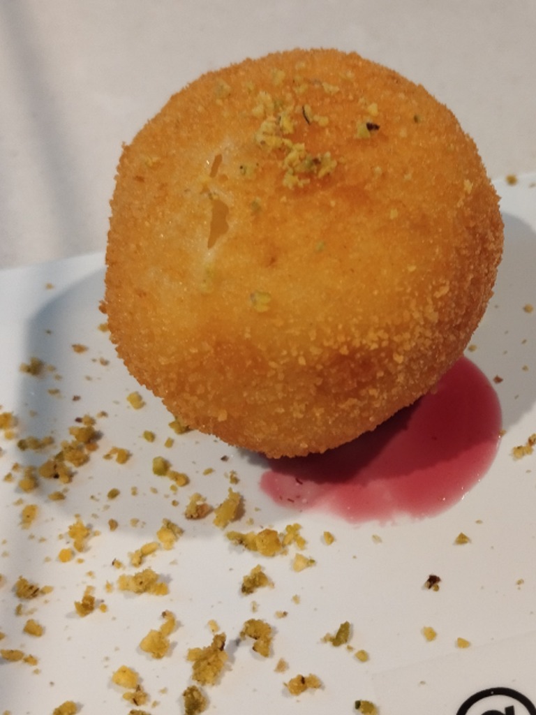 Carta de Bares en Pamplona, Vermutería RÍO, TARANTINO. Croqueta dulce de frutos rojos y pistacho