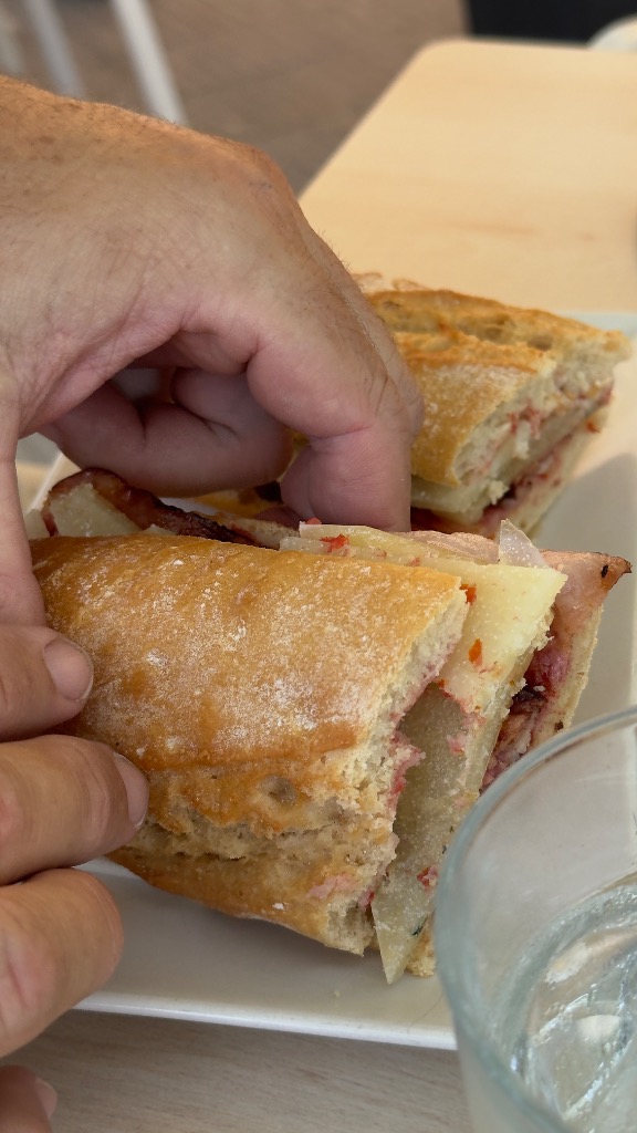 Valoración y opiniones de comida y bebida en Roda de Berà, Txoique, Bocadillo de lomo con queso