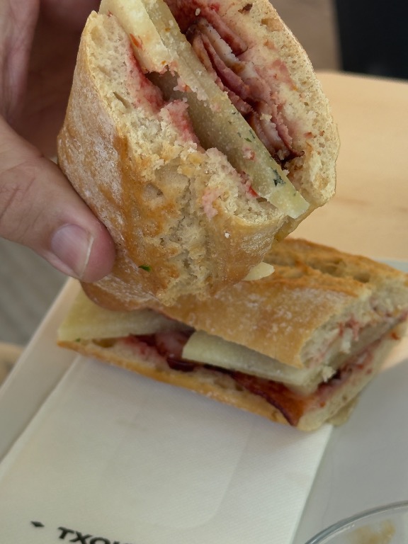 Valoración y opiniones de comida y bebida en Roda de Berà, Txoique, Bocadillo de lomo con queso