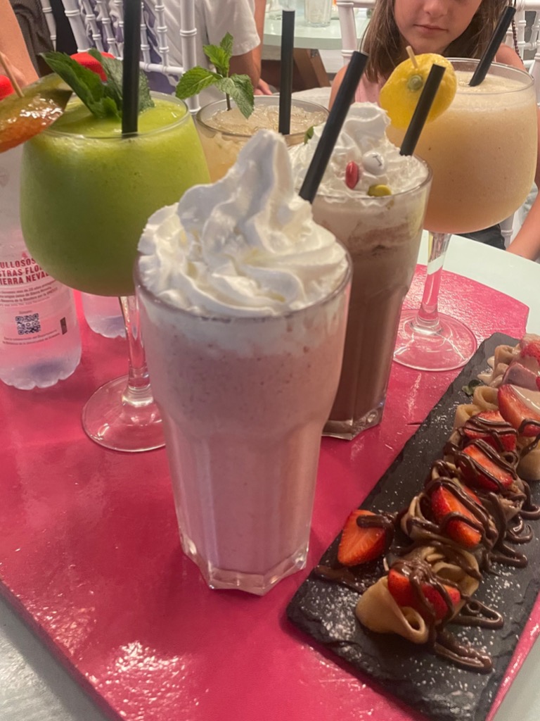 Gastronomy recommendation in Salou: Batido de fresas con nata