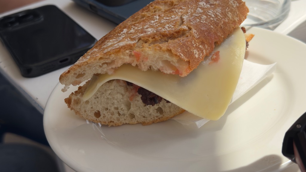 Valoración y opiniones de comida y bebida en Sant Salvador, Tama, Bocata de salchicha con queso