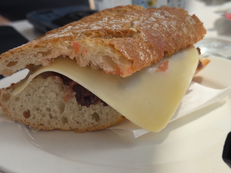 Valoración y opiniones de comida y bebida en Sant Salvador, Tama, Bocata de salchicha con queso