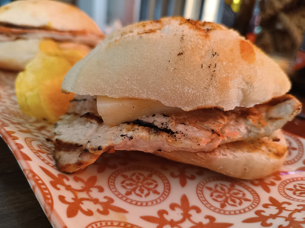 Carta de Bares en Sevilla, Bar La Tomata, Montadito lomo queso