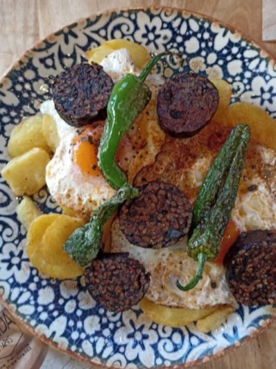 Carta de Bares en Sevilla, Típico barra de tapas, Huevos trufados con morcilla
