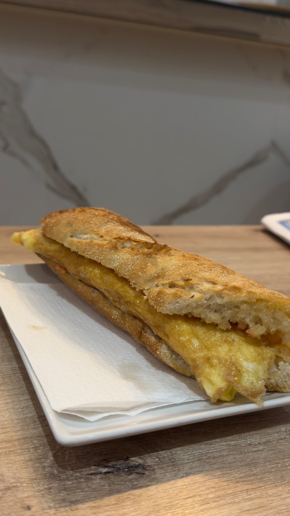 Valoración y opiniones de comida y bebida en Tarragona, A tocar ferro, Bocata de tortilla