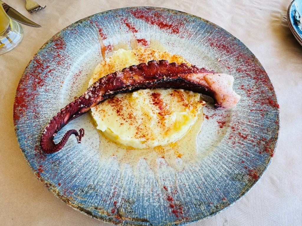 Recomendación gastronómica de Torremolinos: Espeto de pata de pulpo sobre puré de patata