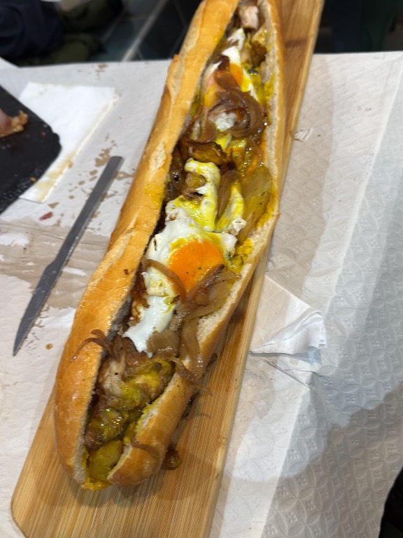 Recomendación gastronómica de Valencia: Bocadillo pollo deshuesado