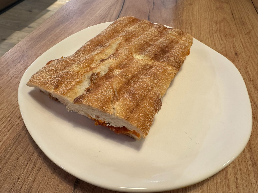 Carta de Bares en Vilassar del Mar, Coffee Ride Maresme, Chapata de sobrasada y brie