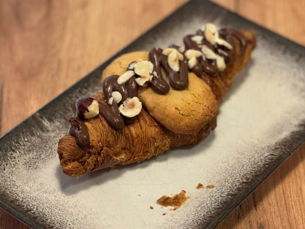 Carta de Bares en Vilassar del Mar, Coffee Ride Maresme, Crookie de Nutella con almendras