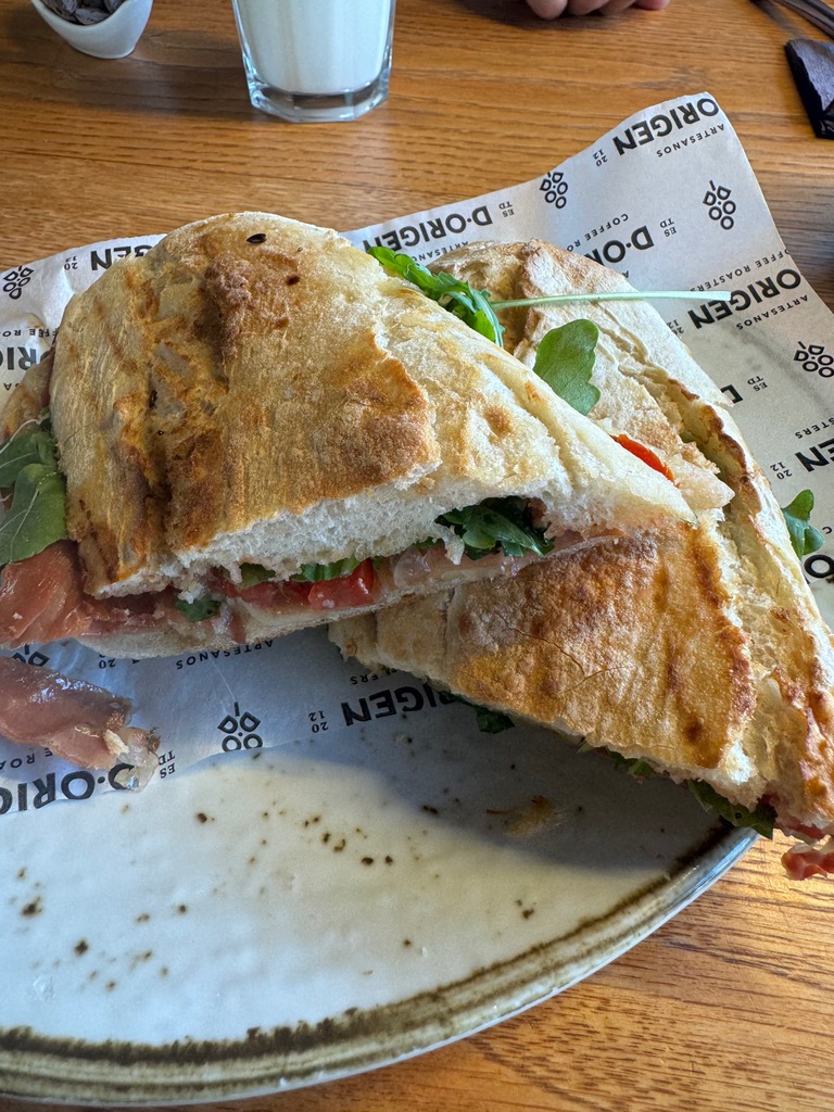 Carta de Cafeterías en Albires, D·Origen Coffee Roasters, Panini de jamón serrano, rucula, pesto y mozzarella