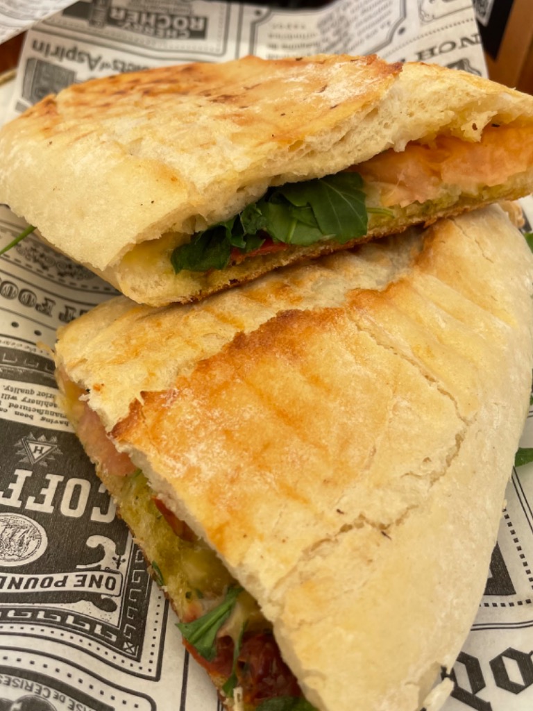 Carta de Cafeterías en Albires, D·Origen Coffee Roasters, Panini de rucula, queso y tomate