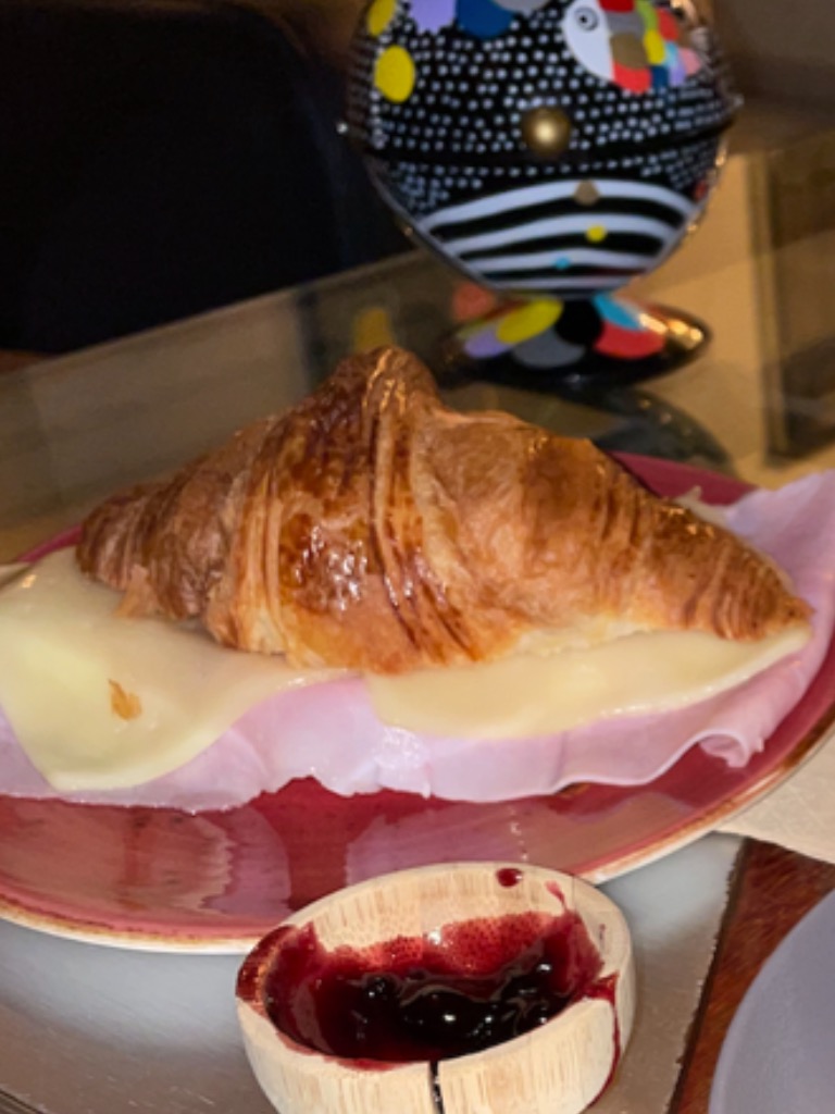 Carta de Cafeterías en Alicante, Madness Specialty Coffee, Croissant mixto