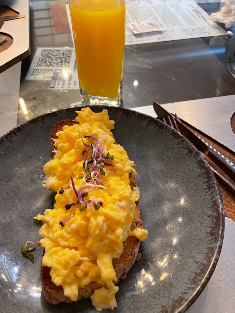 Carta de Cafeterías en Alicante, Madness Specialty Coffee, Tostada con huevos revueltos