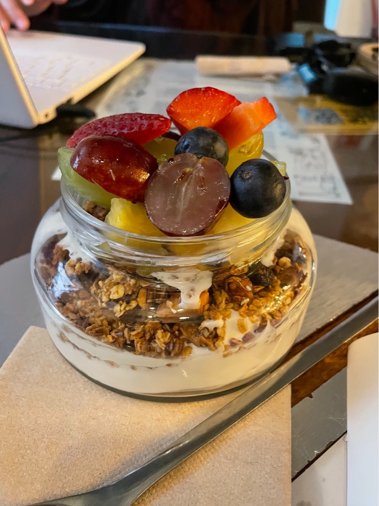 Carta de Cafeterías en Alicante, Madness Specialty Coffee, Yogurt con muesli y fruta
