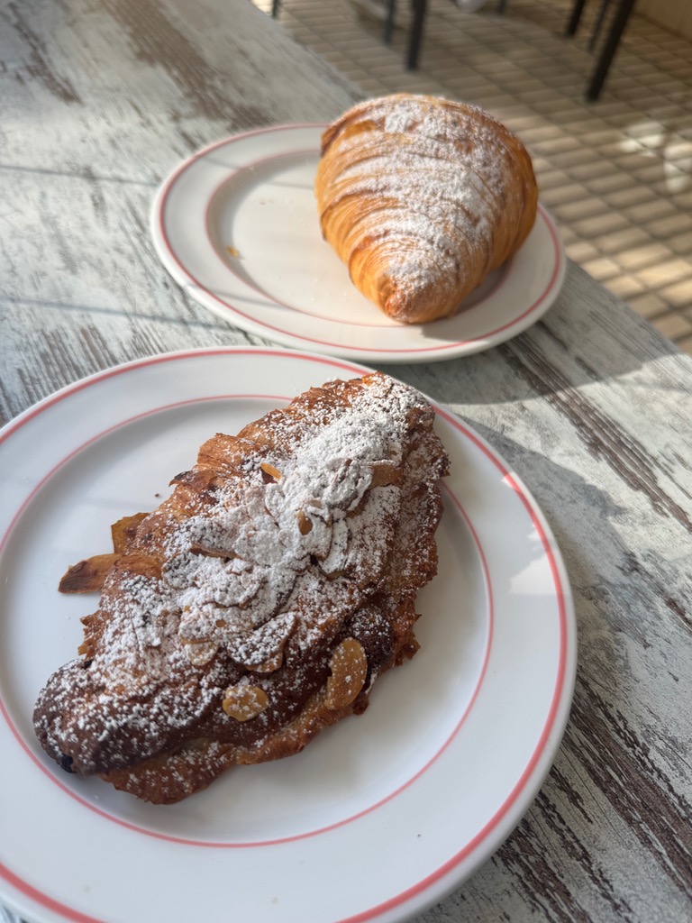 Carta de Cafeterías en Altea, Pastisseria Dolç, Croisant con crema de almendra