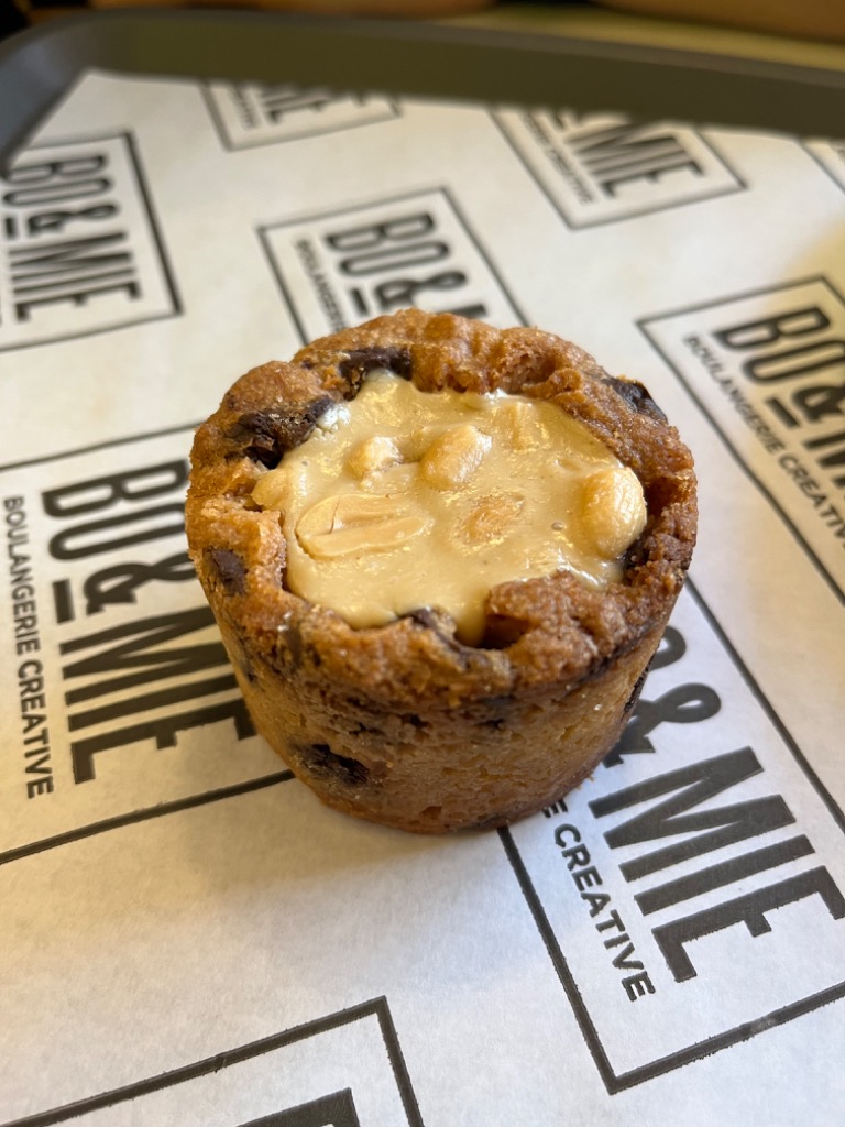 Carta de Cafeterías en Barcelona, BO&MIE Barcelona, Cookie🍪 shot de cacahuetes🥜 y plátano🍌. Con ganache de plátano🍌 y pasta de cacahuete🥜.