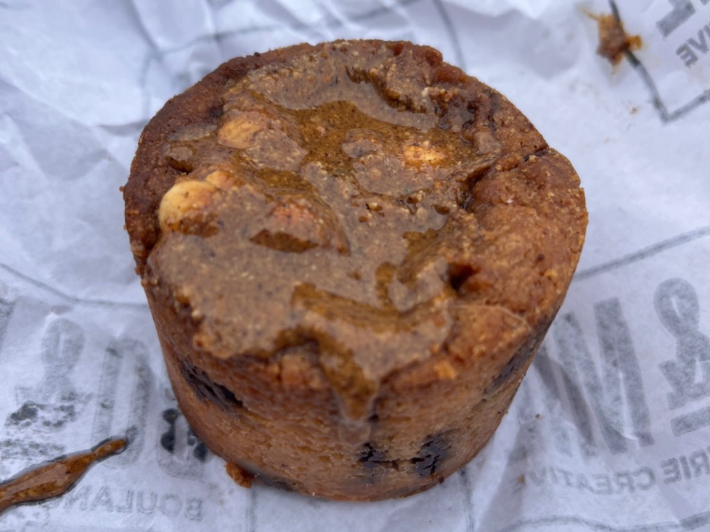 Carta de Cafeterías en Barcelona, BO&MIE Barcelona, Cookie🍪 shot de praliné de chocolate🍫. Con pepitas de chocolate🍫, ganache de chocolate y praliné de avellana🌰