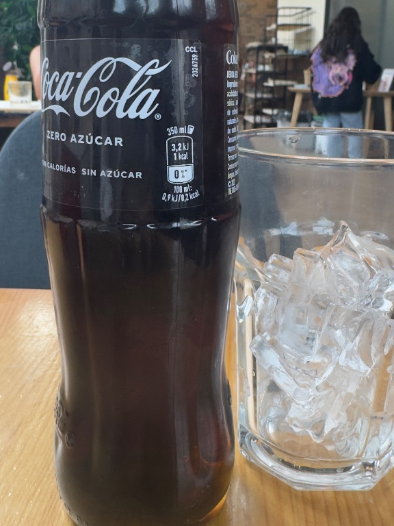 Valoración y opiniones de comida y bebida en Barcelona, Santagloria Via Augusta 280, Coca cola zero