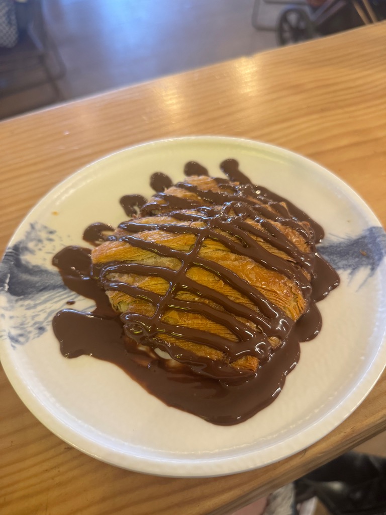 Carta de Cafeterías en Benidorm, Cafetería Madness Benidorm, Croissant con nutella